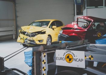 Avtomobillər qəza testindən necə keçir