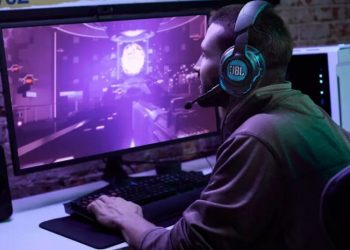 JBL Quantum one qulaqlıqlarına baxış