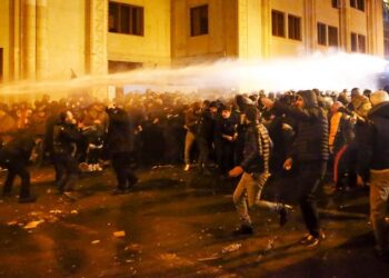 Polis Tbilisidə nümayişçilərə qarşı su şırnaqlarından istifadə etməyə başlayıb