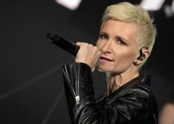 Rusiyada müğənni çıxışı zamanı eyvandan yıxıldı