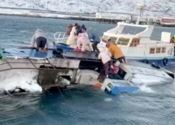Barens dənizində turistləri daşıyan gəmi aşdı