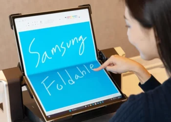 Samsung 18.1 düymlük OLED ekrani ilə Texnologiya Sərhədlərini Yıxır!