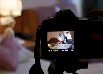 Bakıda usta qadını əmlakına görə şantaj etdi