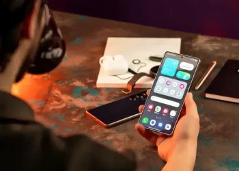 One UI 8.5 məxfi ekran Samsung-dan ictimai yerlər üçün həll